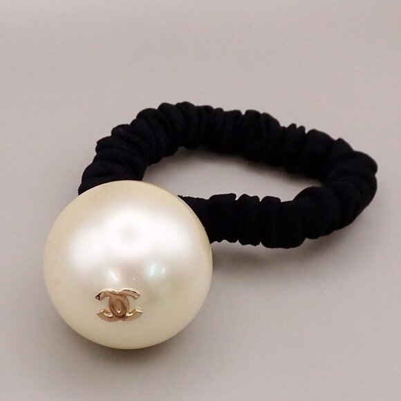 CHANEL Logo Hair Rubber band Accessory F18 V Imitation Pearl Black Gold - Picture 1 of 12